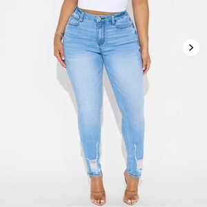 🦋 Skinny light wash stretchy distressed blue Jeans